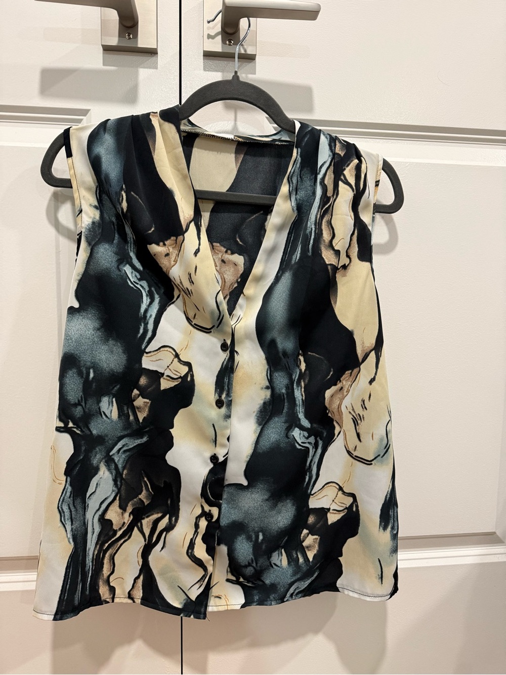 SHEIN Black Cream & Beige Abstract Sleeveless V-Neck Blouse